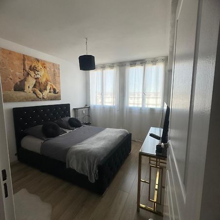 Appartement Proche Aeroport マリニャーヌ エクステリア 写真